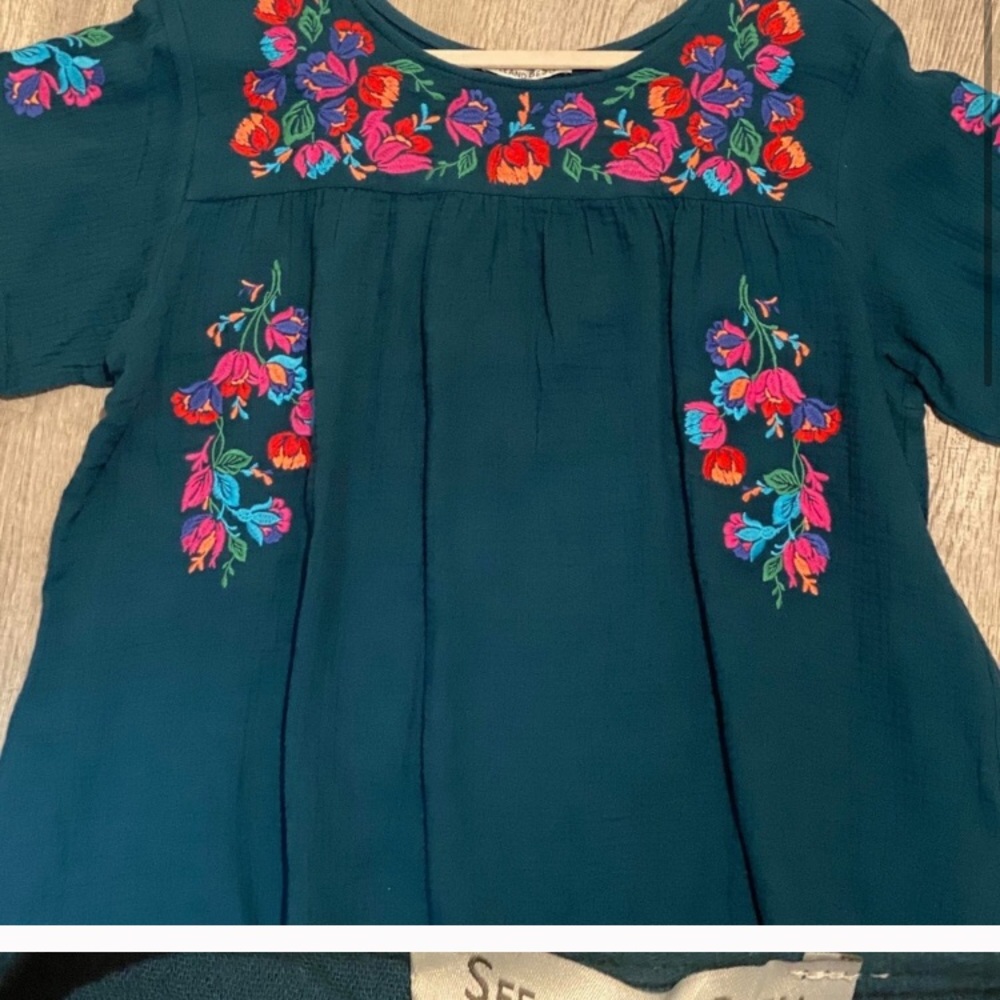 2/$25❤️Embroidered Mexican gauze top